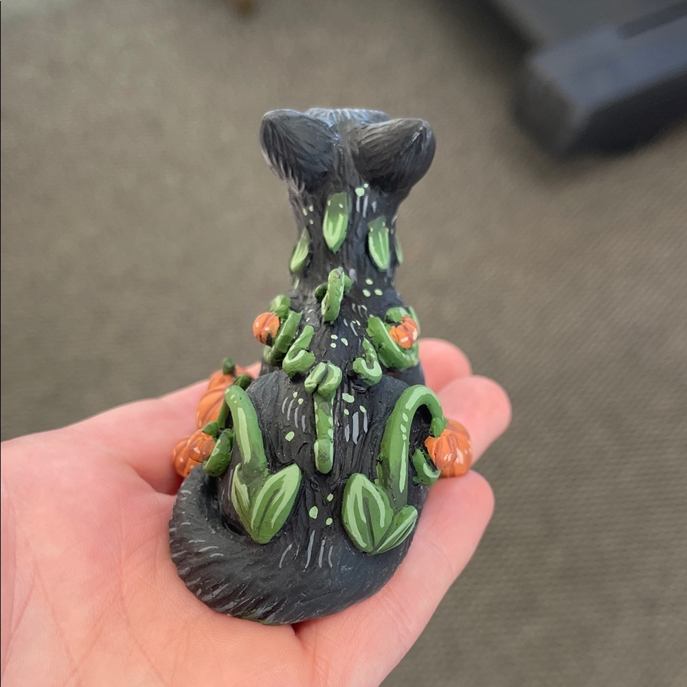 Hand-Painted Black Pumpkin Vine Cat Figurine - Decorative Pet-Themed Accent - Picture 4 of 5